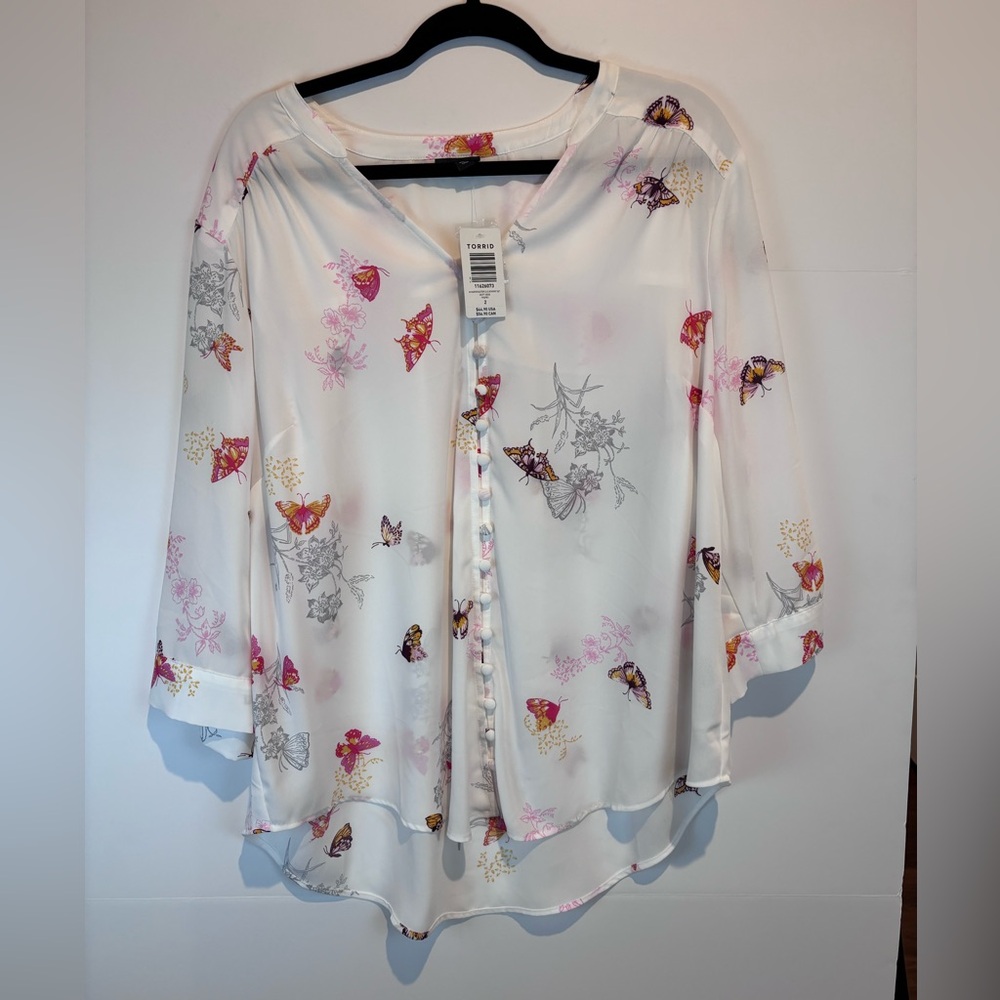 Torrid “Harper Butterflies” Blouse • Size 2 • White / Butterfly Print - Picture 14 of 16